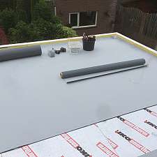 Pvc dak in uitvoering.